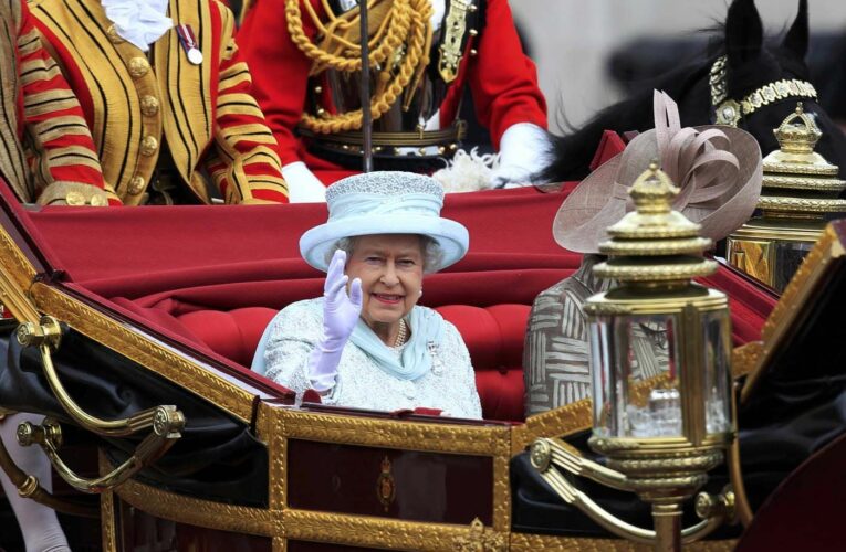 Queen Elizabeth waving from her carriage